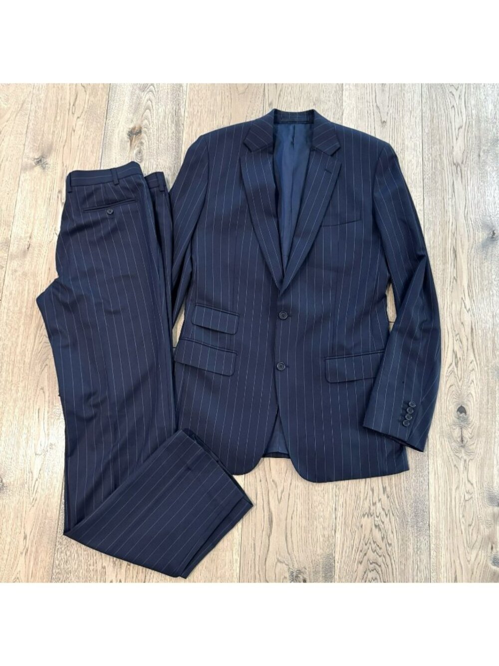 Valentino Navy Blue Pinstripe Wool 2PC Suit Size 40L Pants W35 x L36 *Small Flaw